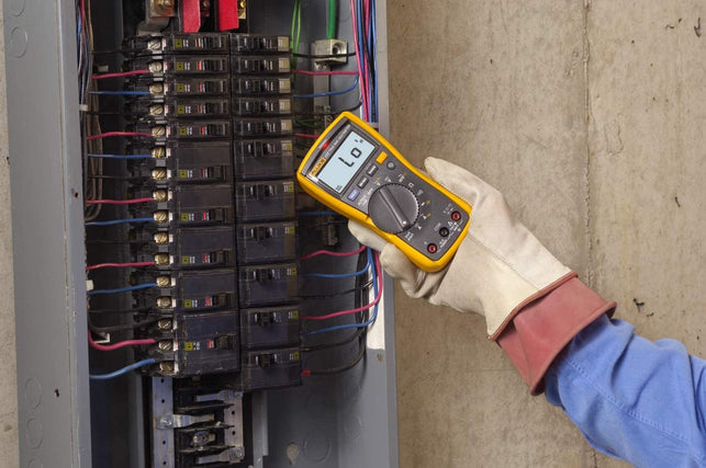 Fluke 117 Digital Multimeter, Non-Contact AC Voltage Detection, Measures Resistance/Continuity/Frequency/Capacitance/Min Max Average, Automatic AC/DC Voltage Selection, Low Impedance Mode - The Gadget Collective